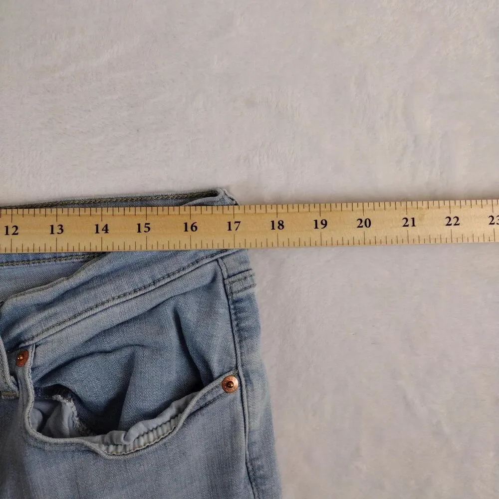 Levi Strauss Boyfriend Jeans Womens Size 32 Light Wash Denim Relaxed Fit Stretch